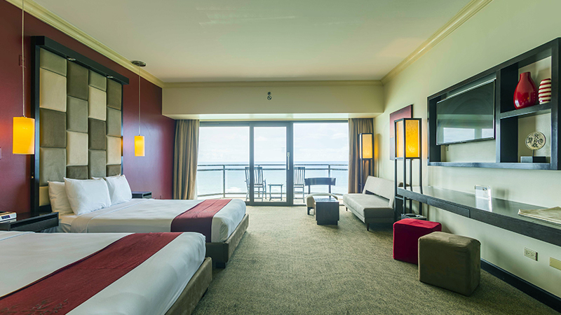 部屋の前にはグアムの青い海と空が広がる。アウトリガー・グアム・ビーチ・リゾートのオーシャンフロント・ルームは格別。