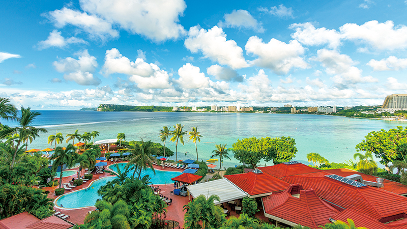 タモンビーチ沿いに並ぶホテル群、そしてグアムのランドマークである恋人岬を一望できる。