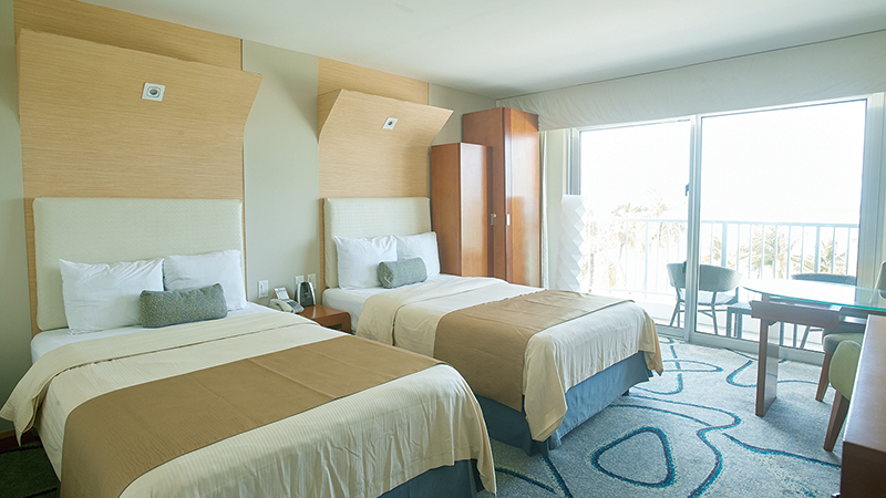 タモン湾の中心に位置するホテルの好ロケーションを実感できるオーシャンフロント・ルーム。
