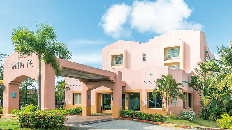 ピンクの外観が目を引く「ホテル・サンタフェ」。スパニッシュ＆エキゾチックな様式のホテルはキュートな隠れ家的存在。
